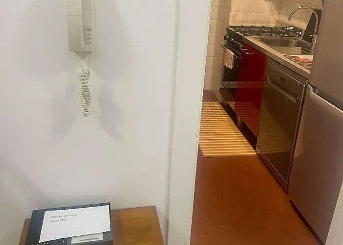 Confortevole Appartamento Con Costosa Ristrutturazione In Viale Massenzio Masia