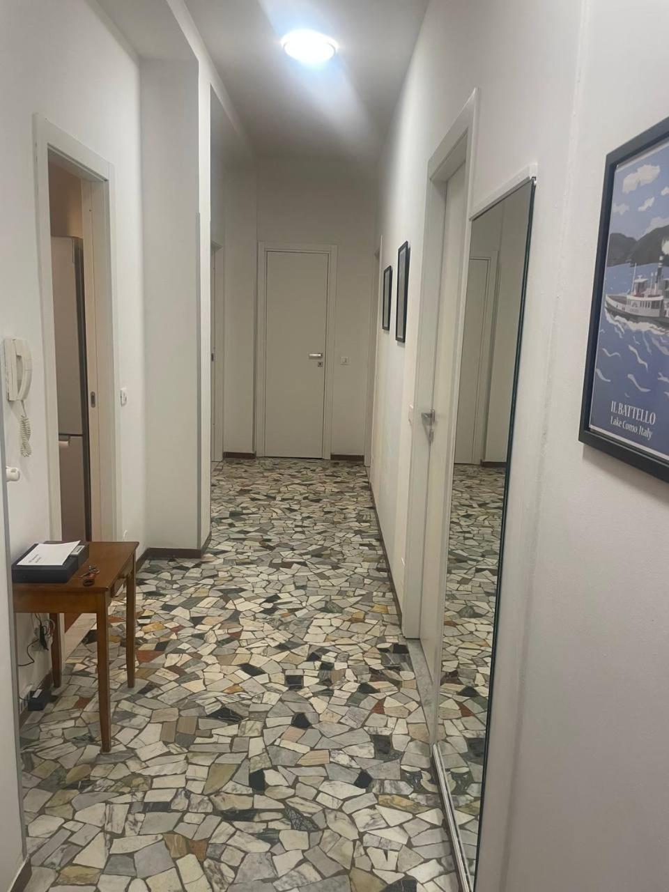 Confortevole Con Costosa Ristrutturazione In Viale Massenzio Masia * Como